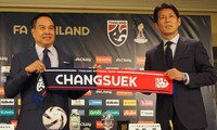 HLV Akira Nishino ra mắt tuyển Thái Lan.