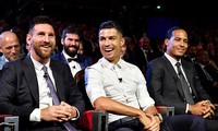 Ronaldo, Messi cười nói vui vẻ với nhau.
