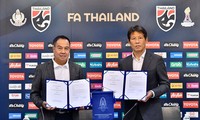 HLV Akira Nishino rạng rỡ ký hợp đồng mới với LĐBĐ Thái Lan.