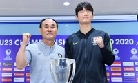 HLV Kim Hak-bum và đội trưởng Lee Sang-min của U23 Hàn Quốc.