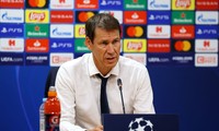 HLV Lyon, Rudi Garcia trong cuộc họp báo sau trận đấu.