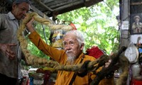 Cụ ông Việt Nam có mái tóc dài 5m, 80 năm không cắt lên báo nước ngoài
