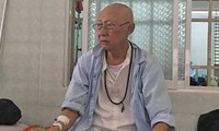 Nghệ sĩ Lê Bình sức khỏe giảm sút, tiếp tục truyền thuốc trị ung thư