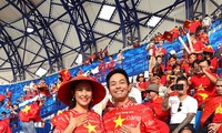 Hoa hậu Ngọc Hân mặc áo dài rạng rỡ trên khán đài cổ vũ tuyển Việt Nam