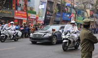 VIDEO: Mục kích đoàn xe chở Chủ tịch Triều Tiên trên đường phố Hà Nội
