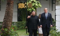 VIDEO: Ông Trump và ông Kim tản bộ trong vườn khách sạn Metropole