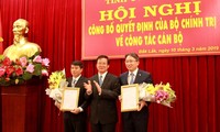 Đồng chí Hà Ban trao quyết định và chúc mừng đồng chí Y Thanh Hà Niê Kđăm và đồng chí Nguyễn Hải Ninh.