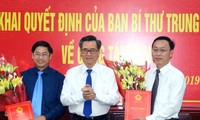Bí thư Tỉnh ủy Bạc Liêu trao quyết định và chúc mừng đồng chí Tạ Trung Dũng, Huỳnh Hữu Trí.