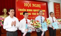 Đồng chí Phạm Văn Ru trao quyết định chuẩn y Chủ nhiệm Ủy ban Kiểm tra Tỉnh ủy cho đồng chí Huỳnh Thanh Bình và các Ủy viên Ủy ban Kiểm tra Tỉnh ủy Đồng Nai. 