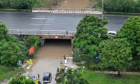 Mưa ngập, nhiều hầm cầu chui dân sinh trên đại lộ Thăng Long tê liệt