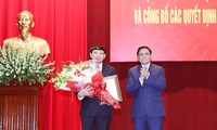 Đồng chí Phạm Minh Chính trao quyết định và chúc mừng đồng chí Nguyễn Xuân Ký. 