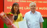 Bí thư Tỉnh ủy Sóc Trăng Phan Văn Sáu trao quyết định và chúc mừng đồng chí Phạm Lệ Lam. 