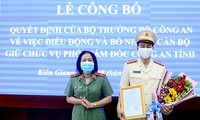 Thiếu tướng Bùi Tuyết Minh, Giám đốc Công an tỉnh Kiên Giang trao quyết định cho Đại tá Đào Hải Đăng. Ảnh: CAND