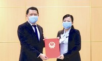 Ủy viên Trung ương Đảng, Trưởng ban Dân nguyện Nguyễn Thanh Hải trao quyết định bổ nhiệm cho Vụ trưởng Vụ Dân nguyện Lò Việt Phương 