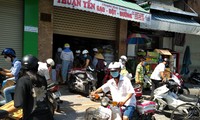 Người dân Đà Nẵng ùn ùn đi chợ sau lệnh tạm dừng dịch vụ ăn uống