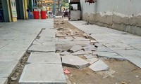 Vỉa hè trên đường Nguyễn Trãi bị xới tung sau khi lát đá mới chưa lâu. Ảnh: Minh Đức.