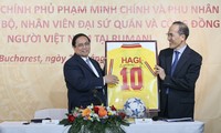 Món quà đặc biệt Đại sứ quán Việt Nam ở Romania tặng Thủ tướng