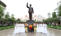 Thí sinh Hoa hậu Việt Nam dâng hoa tại tượng đài Bác Hồ 