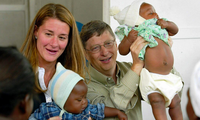  Vợ chồng tỷ phú Bill và Melinda Gates cùng các bệnh nhân tiêm thử nghiệm vắc-xin sốt rét ở Mozambique năm 2003. Ảnh: EPA
