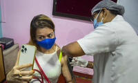 Một phụ nữ Ấn Ðộ tự chụp ảnh khi đang được tiêm vắc-xin ở bang Assam ngày 17/5. Ảnh: AP