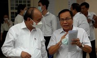 Chủ tịch nước Nguyễn Xuân Phúc tiếp xúc người dân