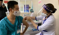 Tiêm vắc-xin COVID-19 ở Hà Nội Ảnh: Dangcongsan.vn