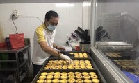 Anh Hoàng Ân làm bánh bán online