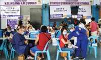 Tiêm vắc-xin cho người dân ở Philippines. Ảnh: Bloomberg