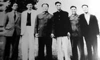 Đồng chí Nguyễn Tư Thoan và một số đồng chí trong Tỉnh ủy Quảng Bình chụp ảnh với Đại tướng Võ Nguyên Giáp (Đồng chí Thoan đứng thứ ba bên phải)