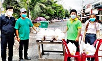  “Bếp Thương Sài Gòn” do Hội Sân khấu TPHCM tổ chức cung cấp cơm cho khu phong tỏa. Ảnh: Tư liệu nghệ sĩ