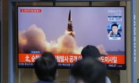 Người Hàn Quốc theo dõi thông tin về vụ thử tên lửa của Triều Tiên. Ảnh: AP