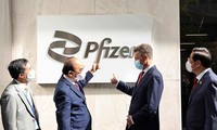 Chủ tịch nước Nguyễn Xuân Phúc thăm và làm việc tại Công ty Pfizer. Ảnh: TTXVN