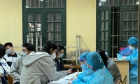 Học sinh Trường THPT Ðống Ða (Hà Nội) được theo dõi sau tiêm vắc xin phòng COVID-19. Ảnh: Thái Hà