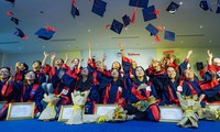 Các tân thủ khoa rạng rỡ trong ngày nhận học bổng “Nâng bước thủ khoa” năm 2021. Ảnh: Phạm Nguyễn