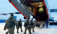 Binh lính Nga lên máy bay quân sự ở phi trường ngoại ô Mátxcơva để sang Kazakhstan hôm 6/1. Ảnh: BQP Nga