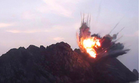Một tên lửa bắn trúng đảo Alsom năm 2019. Ảnh: KCNA
