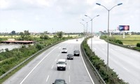 Theo các chuyên gia, việc tăng đầu tư công cho hạ tầng giao thông cần được đẩy mạnh hơn nữa (trong ảnh: Cao tốc Cầu Giẽ - Ninh Bình). Ảnh: Lê Việt