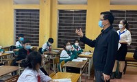 Lãnh đạo Sở GD&ÐT Hà Nội kiểm tra dạy học của khối 9 tại 1 trường THCS ởhuyện Ba Vì. Ảnh: Quỳnh Anh