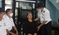 Mẹ Lê Thị Lan nghẹn ngào khi nhiều năm trôi qua, các đồng đội vẫn thường xuyên ghé thăm và thắp nén hương lên ban thờ liệt sĩ trước mỗi dịp 14/3. Ảnh: Giang Thanh 