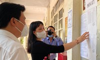 Hiệu trưởng Trường THPT Việt Ðức (Hà Nội) Nguyễn Bội Quỳnh (áo đen) kiểm tra công tác thi tốt nghiệp THPT. Ảnh: Quỳnh Anh