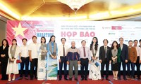 HLV Bùi Lương rạng rỡ tại họp báo Tiền Phong Marathon 2022. Ảnh Multimedia
