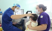 Trẻ đến thăm khám tại Bệnh viện Nhi Ðồng 1