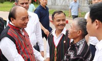 Chủ tịch nước Nguyễn Xuân Phúc trò chuyện với đồng bào dân tộc thiểu số miền Tây Quảng Bình
