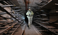 Quân nhân Nga kiểm tra một đường hầm dưới nhà máy thép Azovstal ở thành phố Mariupol của Ukraine ngày 13/6. Ảnh: Getty Images