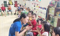 Nhiều giáo viên hợp đồng dạy ở bậc mầm non tại Nghệ An bị chậm lương, đời sống đang gặp nhiều khó khăn, thế nhưng họ vẫn nhiệt tình dạy và yêu trẻ