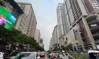 Thanh tra Bộ Xây dựng và Thành phố Hà Nội vừa qua đưa ra nhiều quan điểm khác nhau về đường Lê Văn Lương bị "nhồi" nhà cao tầng gây ngột ngạt. Ảnh: Như Ý