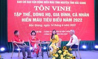 Ông Dương Ngô Thi (bên phải) đại diện dòng họ Dương xã Ngọc Vân tham gia giao lưu tại hội nghị tôn vinh tập thể, dòng họ, gia đình, cá nhân hiến máu tiêu biểu tỉnh Bắc Giang năm 2022