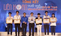 Trần Quốc Khánh (thứ 2, từ trái sang) nhận khen thưởng tại Liên hoan Tuổi trẻ sáng tạo 2022 do Thành Đoàn TPHCM tổ chức