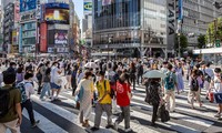 Người dân đi bộ qua Giao lộ Shibuya ở Tokyo