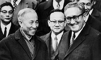 Người mà Lê Ðức Thọ và H. Kissinger đều cần, phiên dịch Nguyễn Ðình Phương (mang kính, đứng giữa)